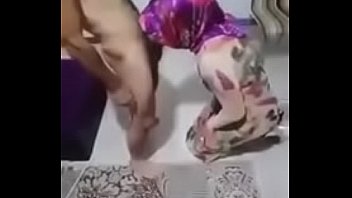 Хрупкая шлюха-домохозяйка заводит пенис хахаля с помощью фут фетиша